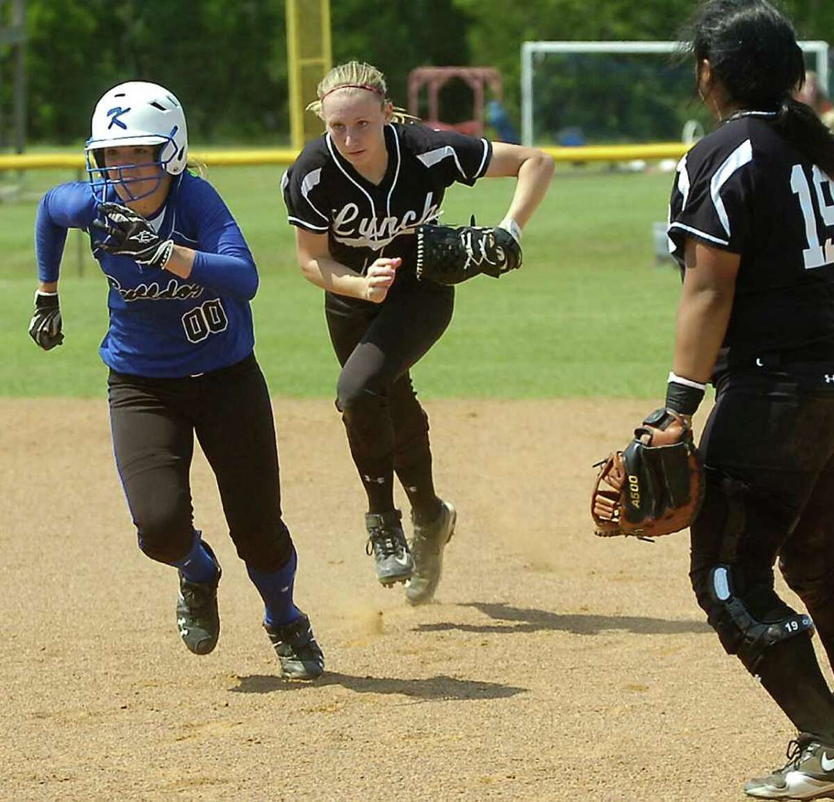 Kelly softball team moving on in playoffs after win over Dallas