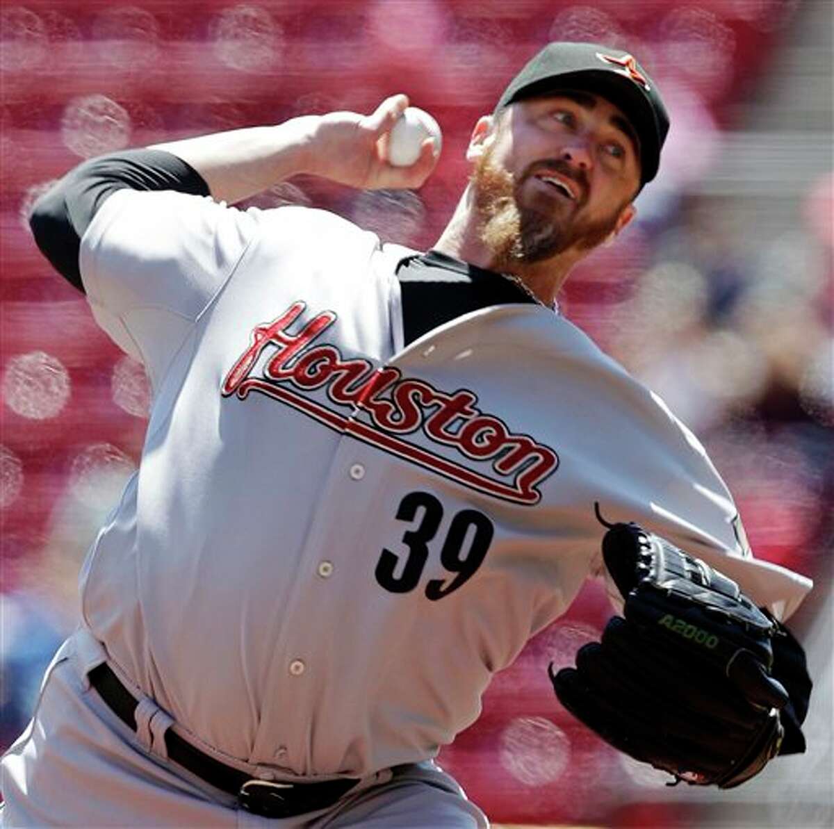 Astros starting pitcher Brett Myers throws against the Reds in the first inning on Thursday in Cincinnati.  AL BEHRMAN/ASSOCIATED PRESS