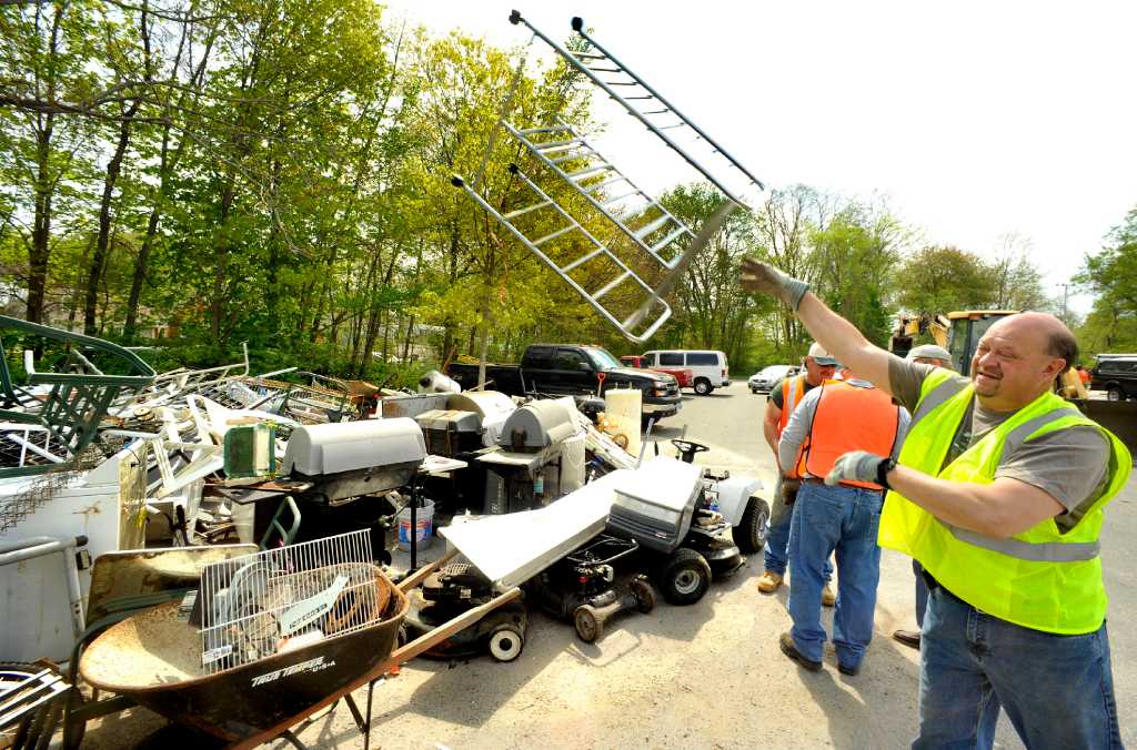 Danbury turns out to clean up the city