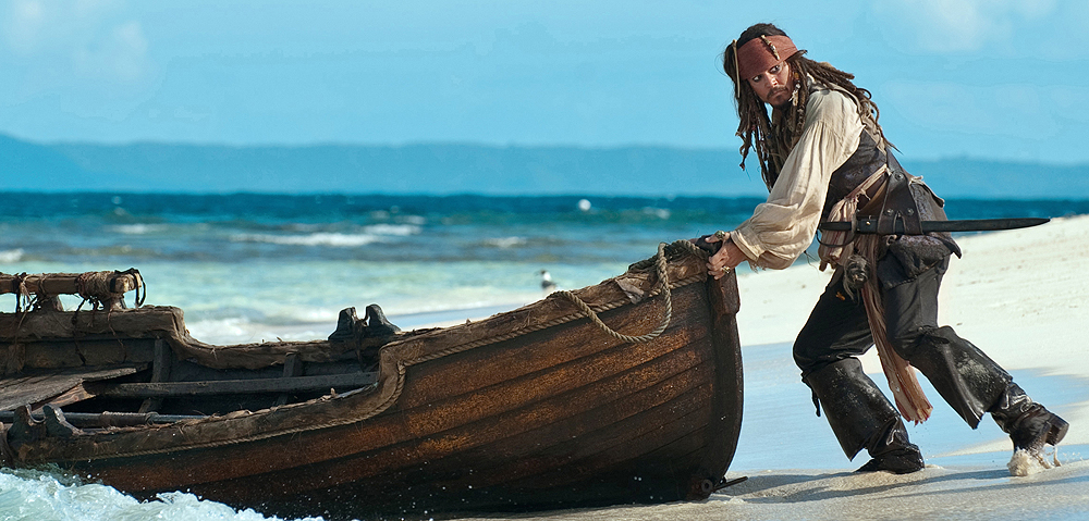 Пират на берегу моря