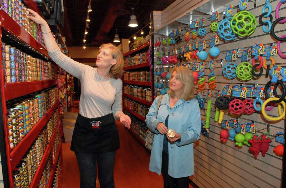 Holistic pet food store opens in Darien