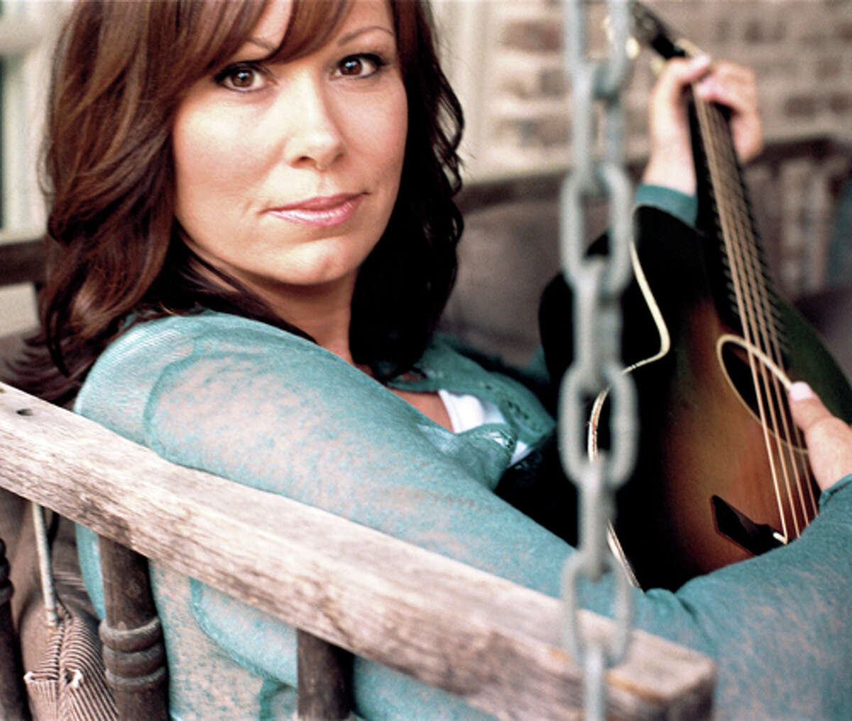 Suzy Bogguss returns to her troubadour roots