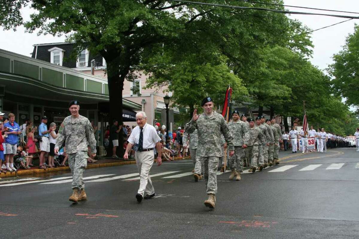 Hundreds turn out for Darien's Memorial Day Parade