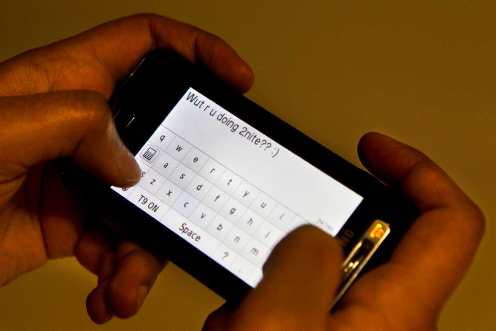 Is texting safer than talking on a cellphone?