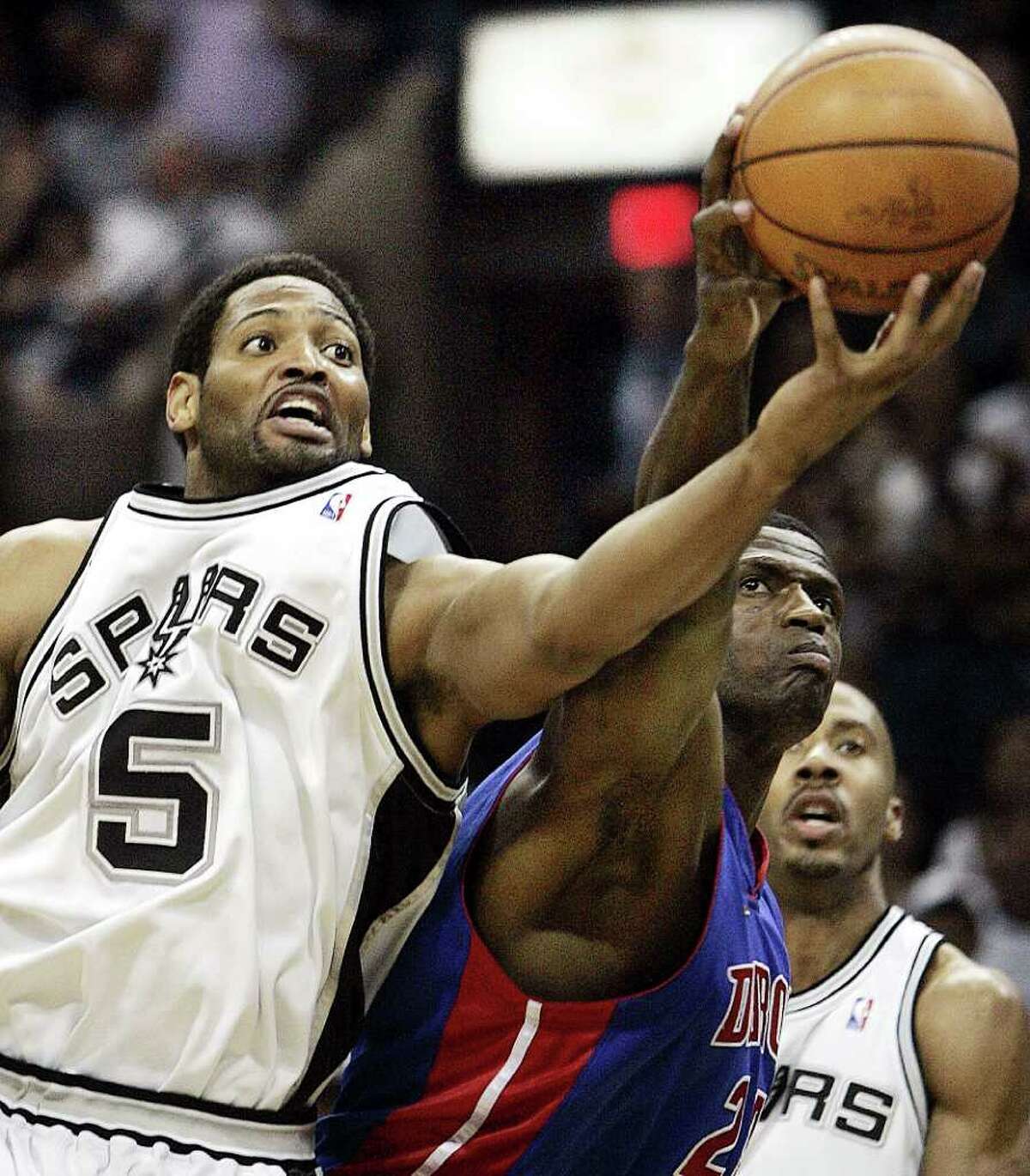 San Antonio Spurs' Robert Horry (5) and Detroit Pistons' Antonio McDyess battle for the ball during the first quarter in Game 7 of the NBA finals in San Antonio, Thursday, June 23, 2005. (AP Photo/Joe Cavaretta)