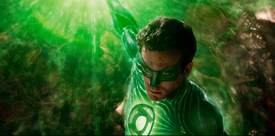 Review Green Lantern San Antonio Express News Ryan Reynolds Is A Test Pilot Who Anointed As The Green Lantern Warner Bros