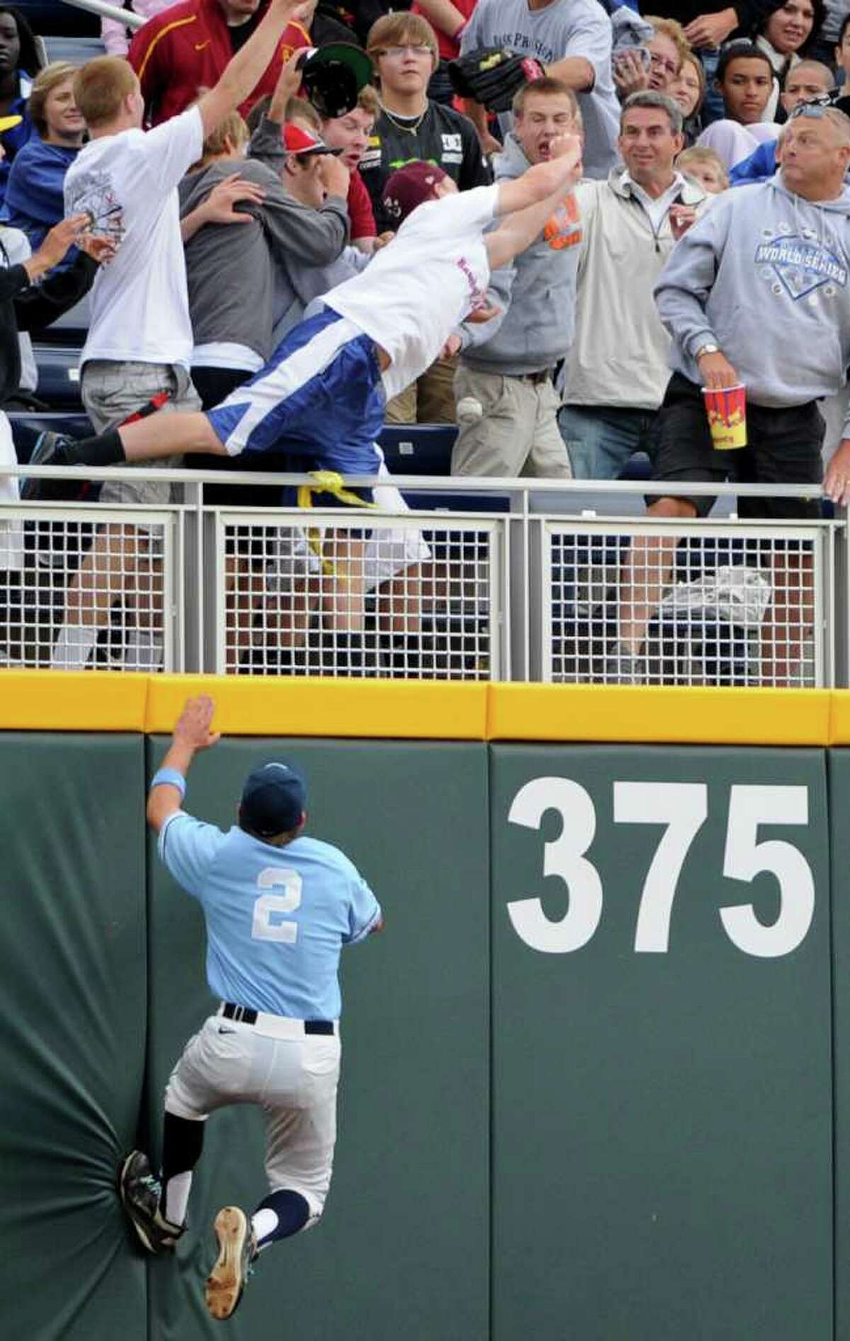 Casali homers as Vanderbilt ousts Carolina from CWS with 5-1 win