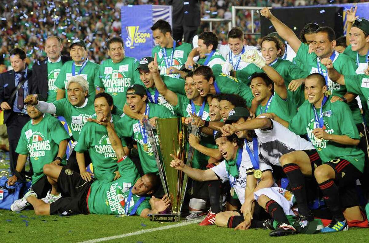 PASADENA, CA - JUNE 25: Mexico celebartes after defeating United States in the 2011 CONCACAF Gold Cup Championship at the Rose Bowl on June 25, 2011 in Pasadena, California. (Photo by Kevork Djansezian/Getty Images)