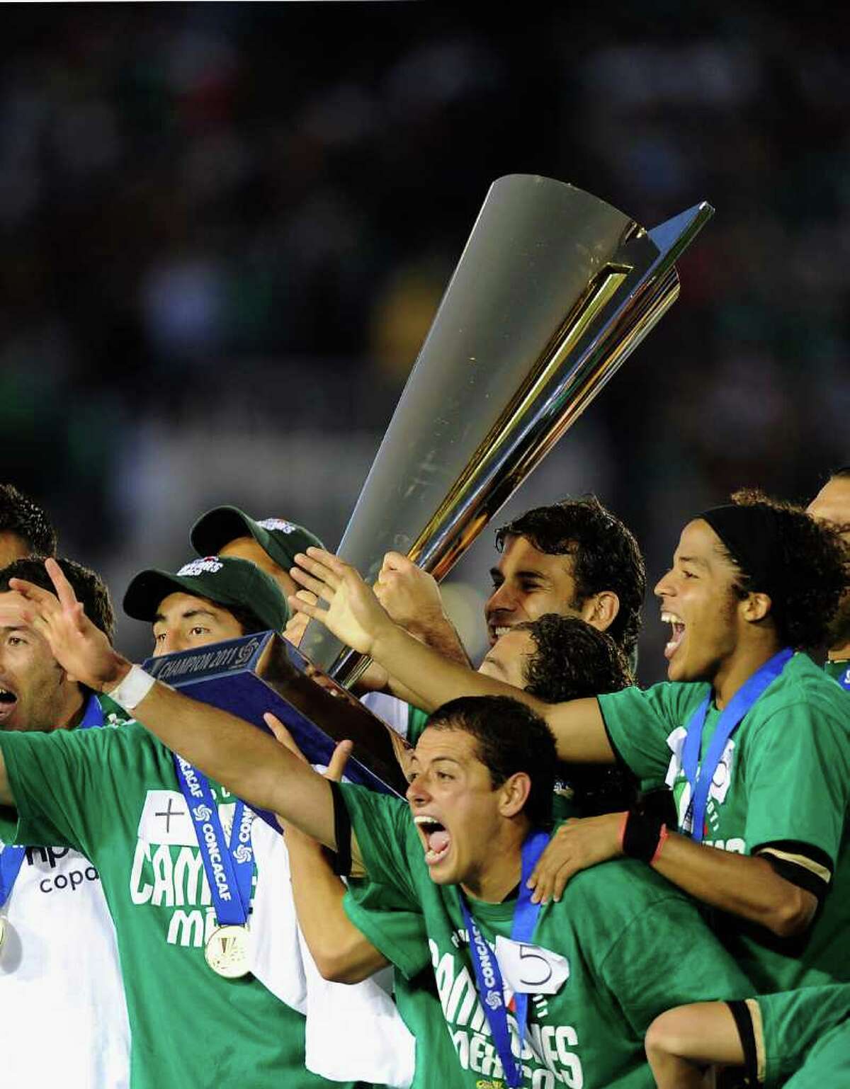 PASADENA, CA - JUNE 25: Mexico celebartes after defeating United States in the 2011 CONCACAF Gold Cup Championship at the Rose Bowl on June 25, 2011 in Pasadena, California. (Photo by Kevork Djansezian/Getty Images)