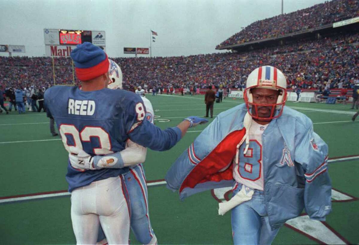 01/03/1993 - Houston Oilers at AFC wild-card playoff with the Buffalo Bills. HOUCHRON CAPTION (12/27/1999): The Oilers left the field in Buffalo embarrassed at giving up a 32-point lead, and it wasn't long before they left town HOUSTON CHRONICLE SERIES: THE SPORTS CENTURY/HOUSTON.