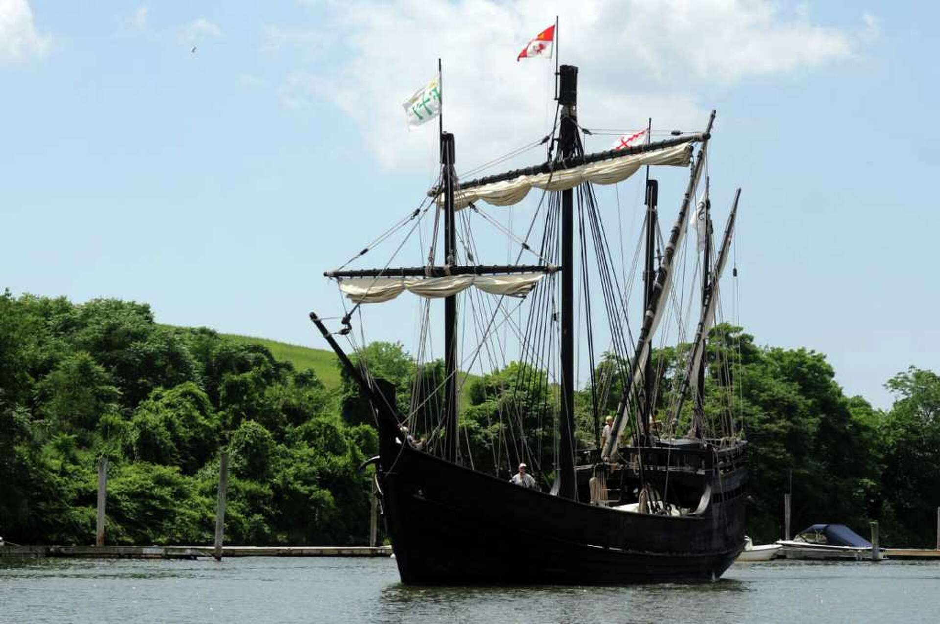 Niña and Pinta drop anchor at Captain's Cove Seaport, image size:1920x1275