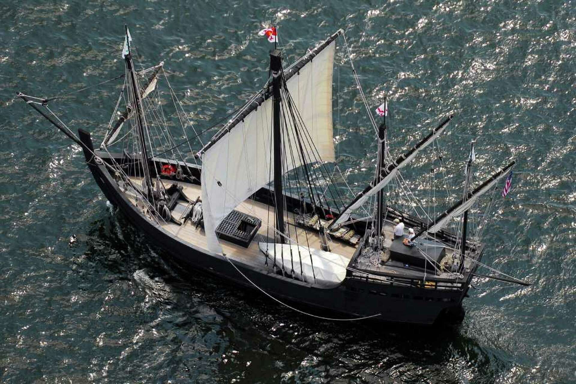 Niña and Pinta drop anchor at Captain's Cove Seaport, image size:1920x1279
