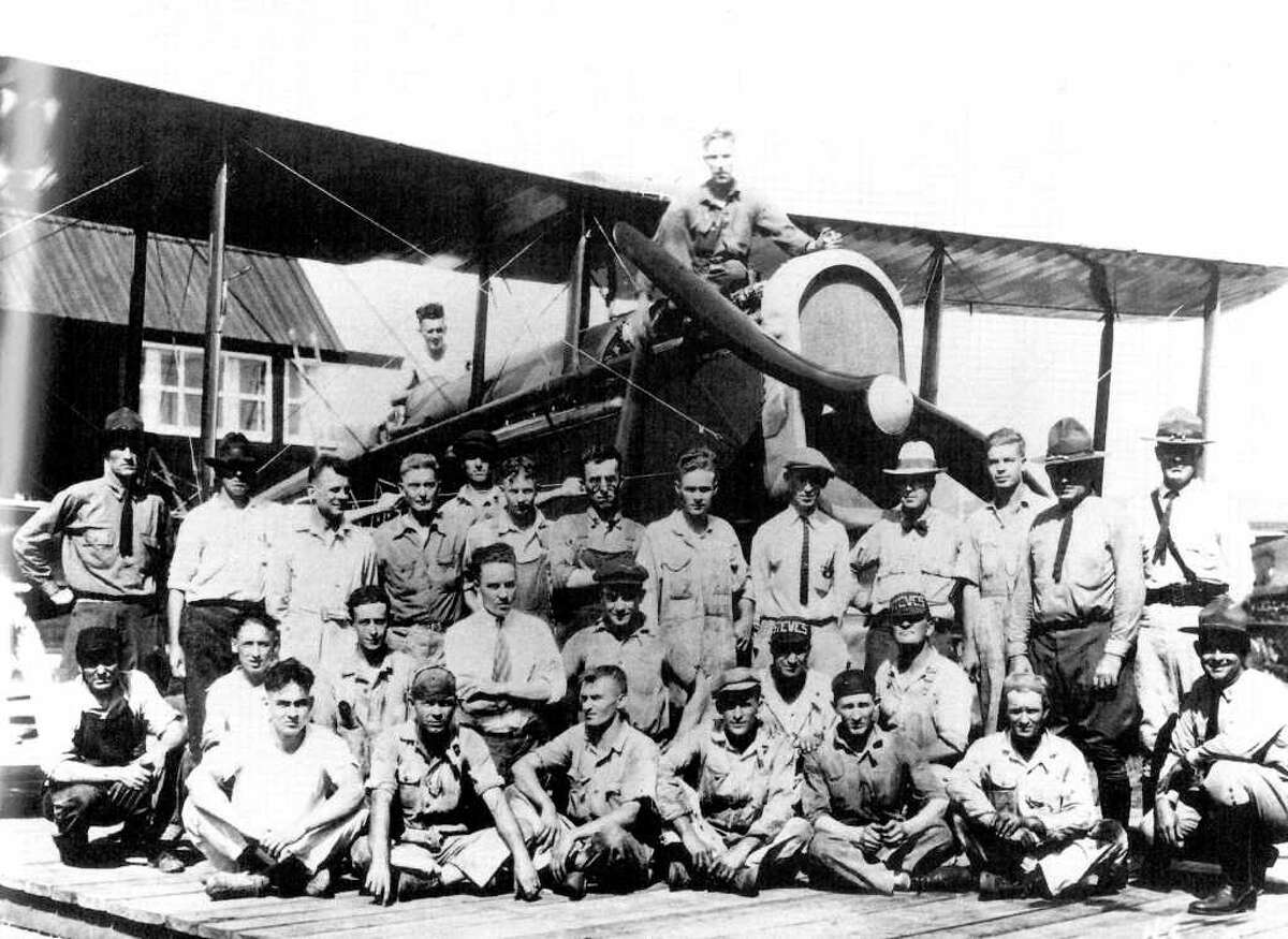 Jimmy Doolittle (second row, standing, third from left) and Kelly personnel, who helped prepare his plane for his 1922 coast-to-coast flight.