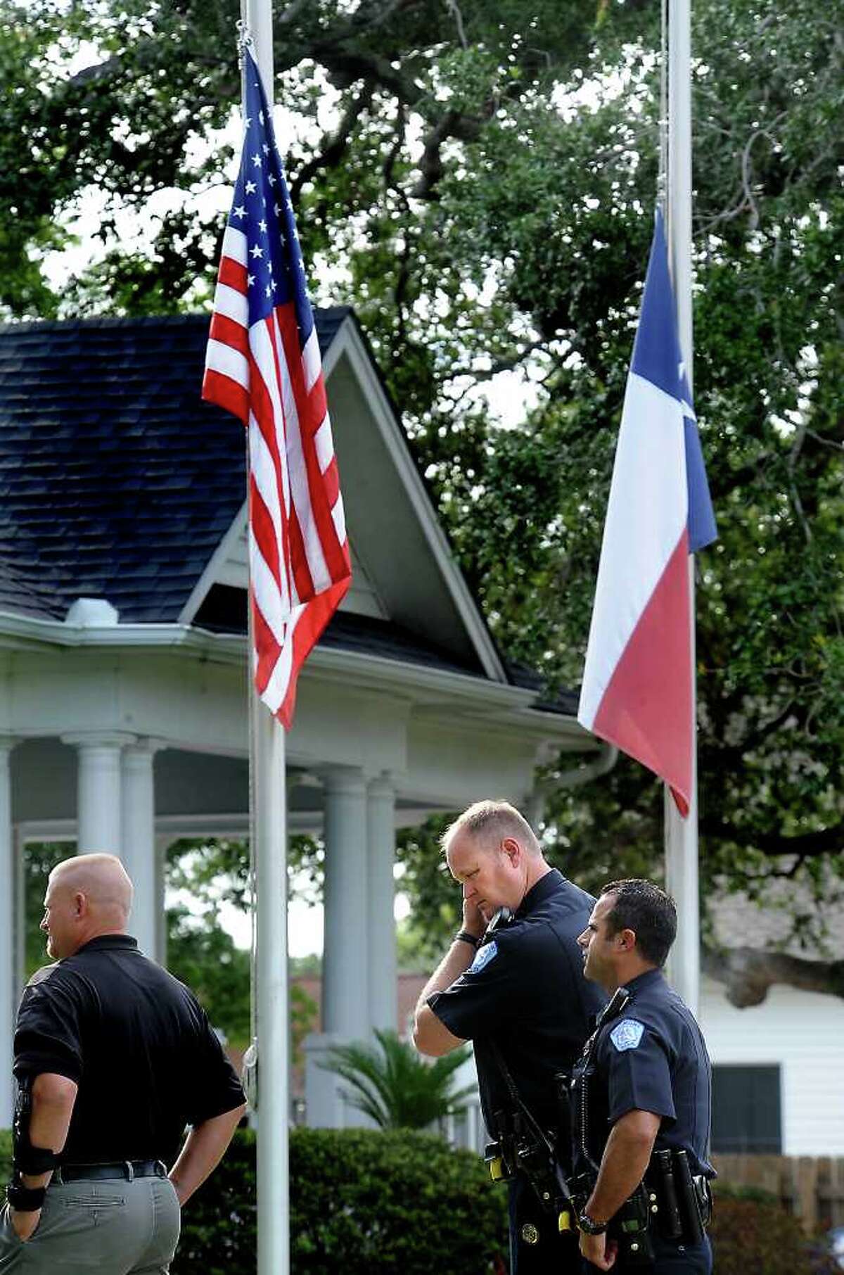 Hundreds pay tribute to fallen Beaumont officer