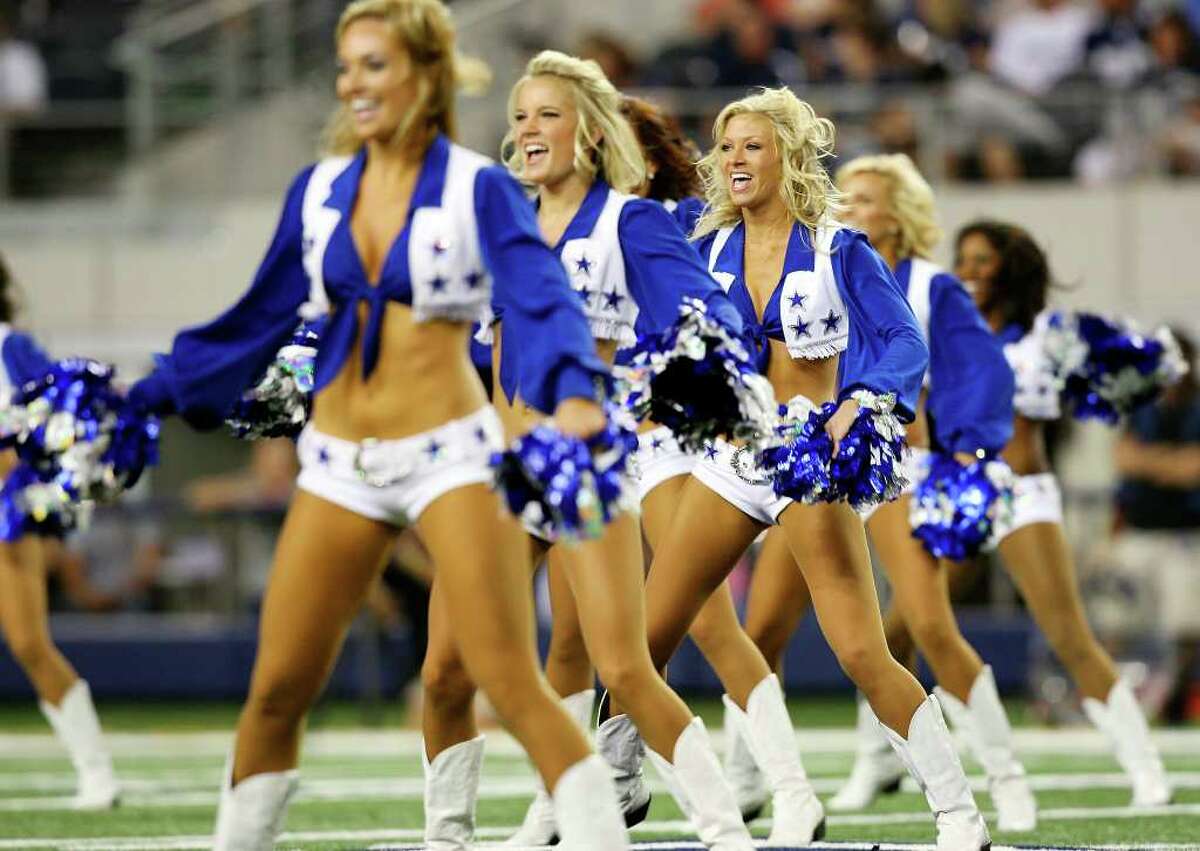 Dallas Cowboys Cheerleaders slip on swimsuits for upcoming calendar ...