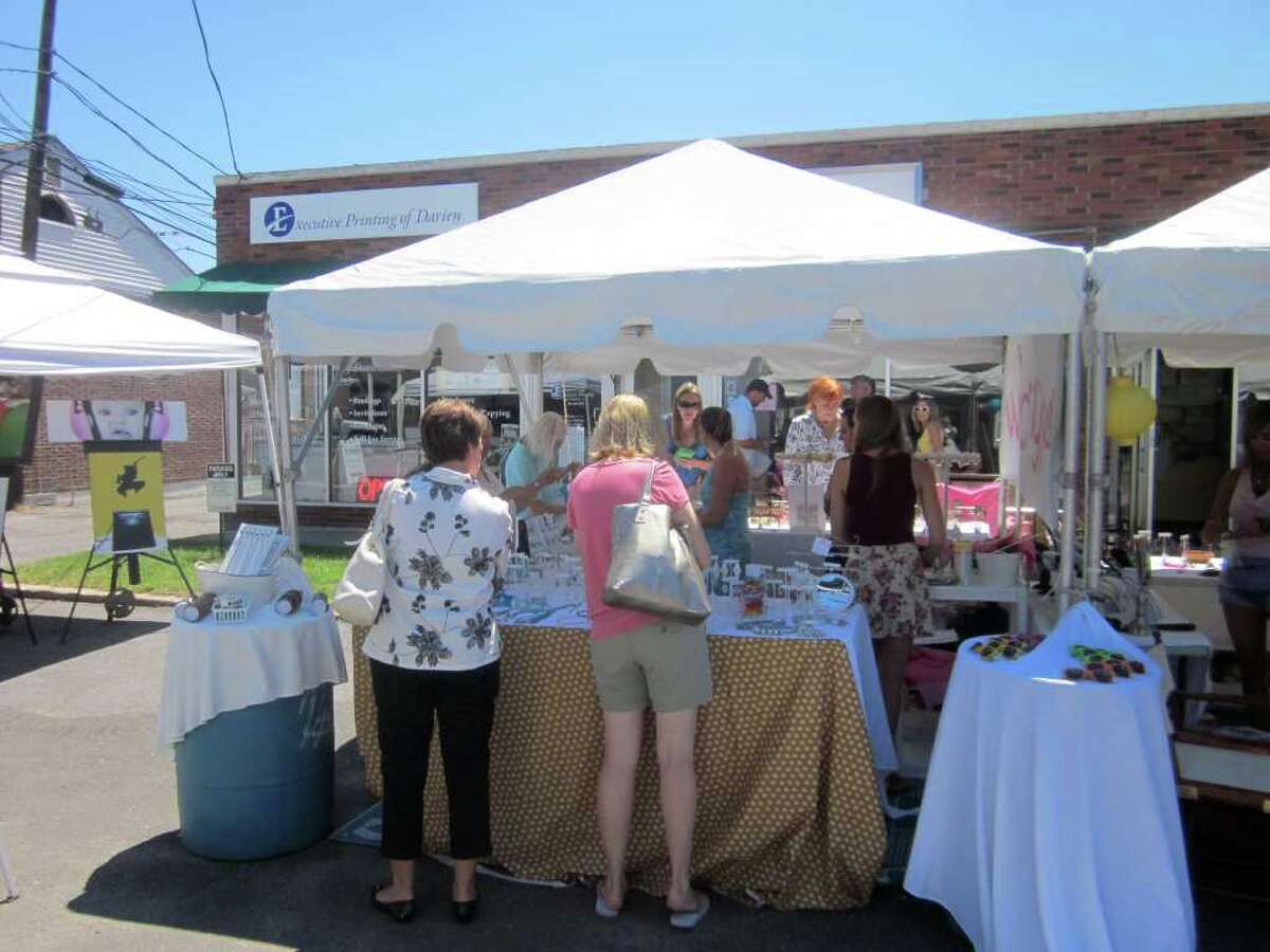 Darien hosts sidewalk sale