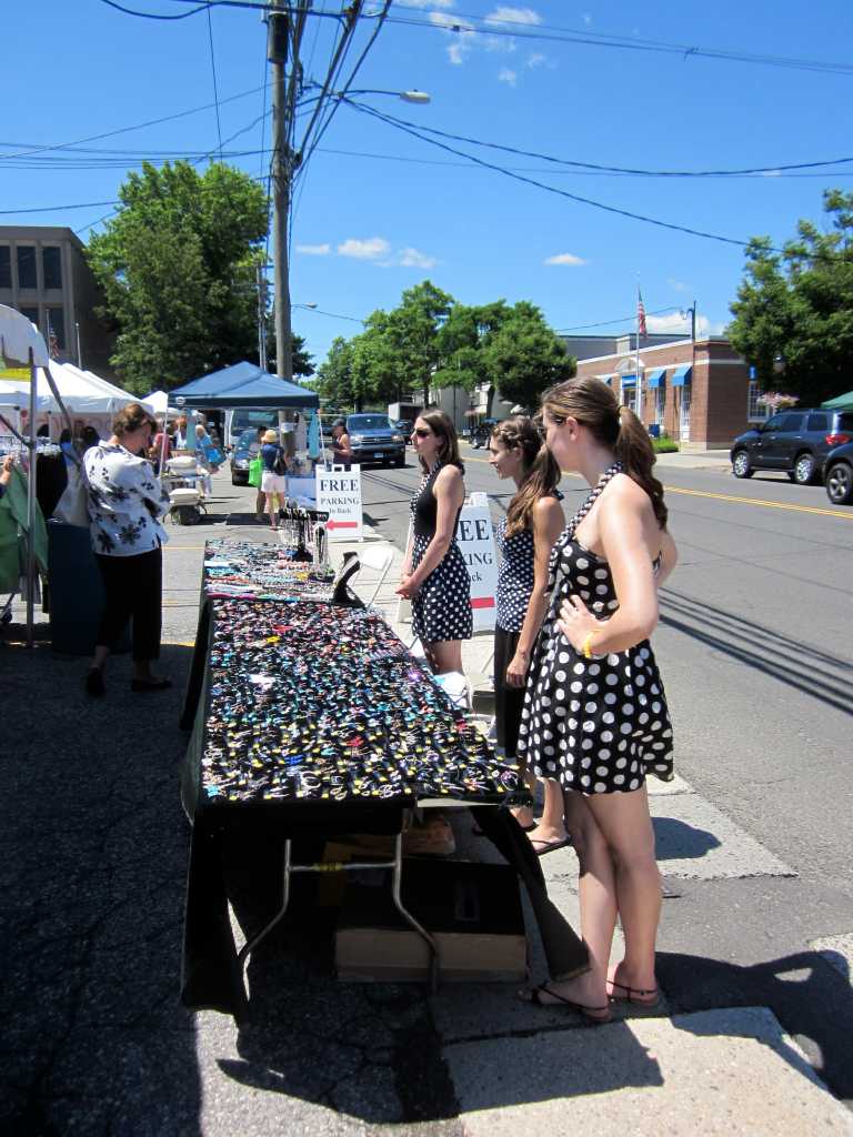 Darien hosts sidewalk sale