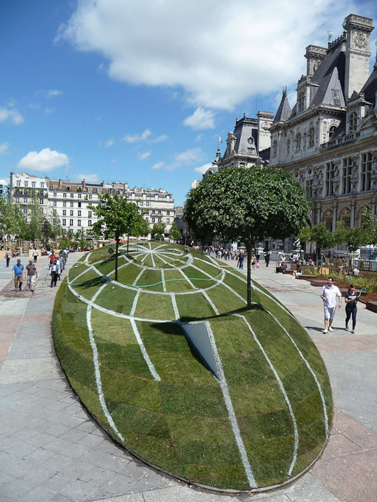 Though the lawn looks like a 3D sphere from a certain angle, it actually encompasses 1200 square meters of grass and measures 100 meters long. (Photo: Paris côté Jardin)