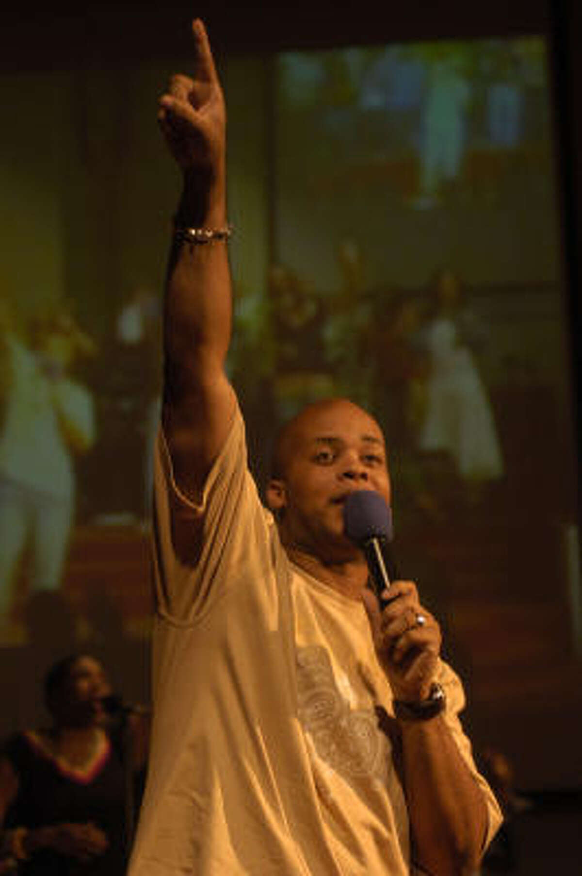 Gospel singer hit with domestic violence charge