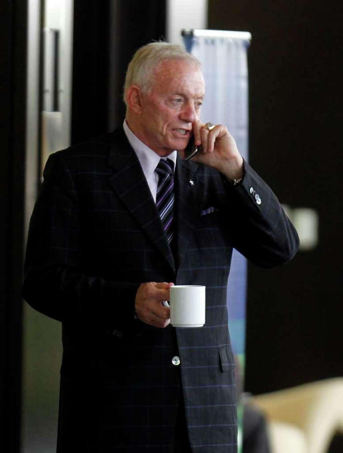 NFL owners vote for tentative deal