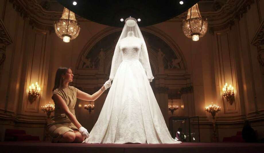 Royal Wedding Dress Goes On Display Connecticut Post