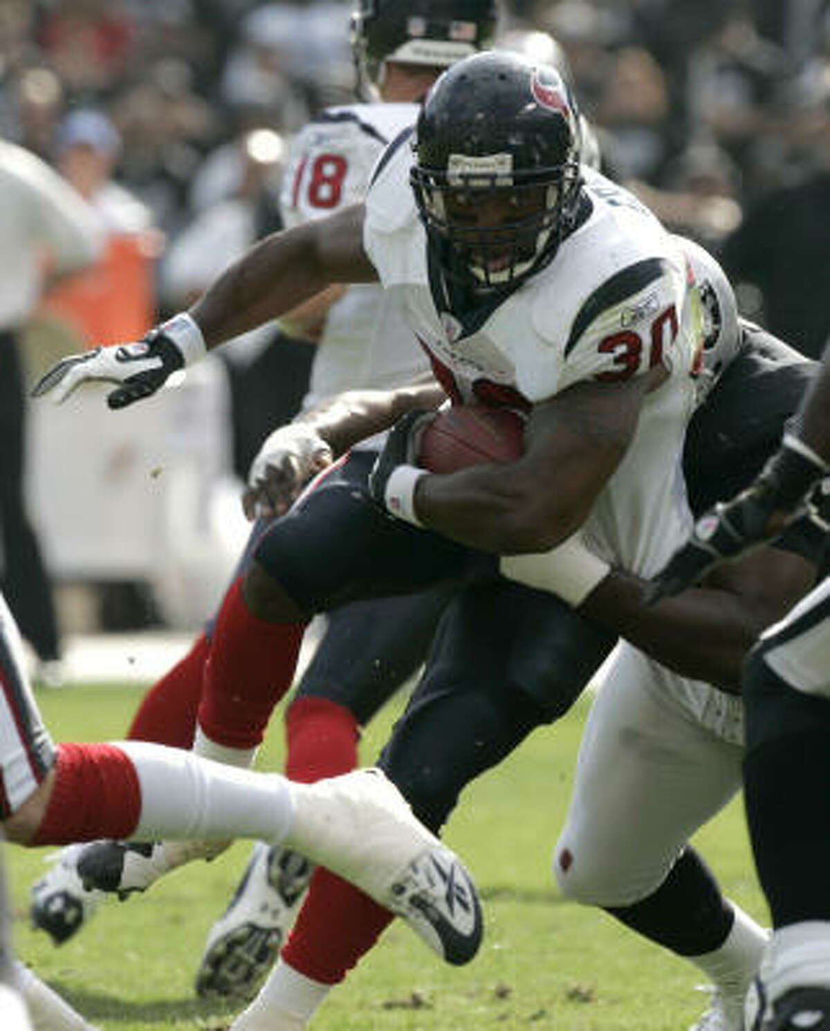 Texans running back Ahman Green (30) runs the ball up the middle against the Raiders.
