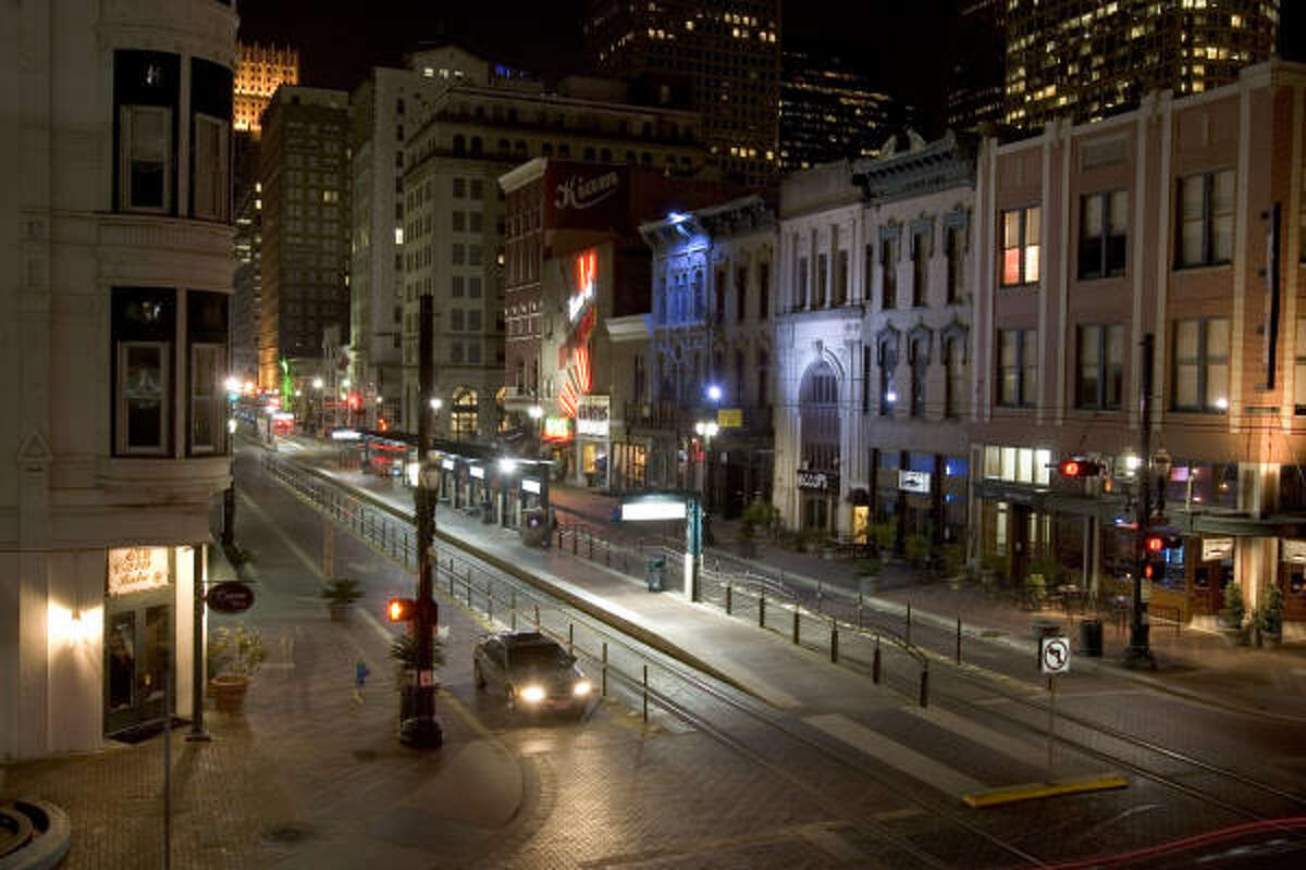 Downtown Houston bars close, open controversy