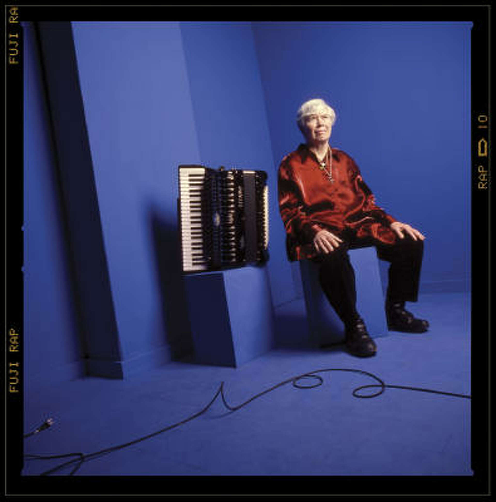 洋楽 PAULINE OLIVEROS IN THE ARMS OF REYNOLDS Pauline Oliveros, musical performer and experimentalist, dies