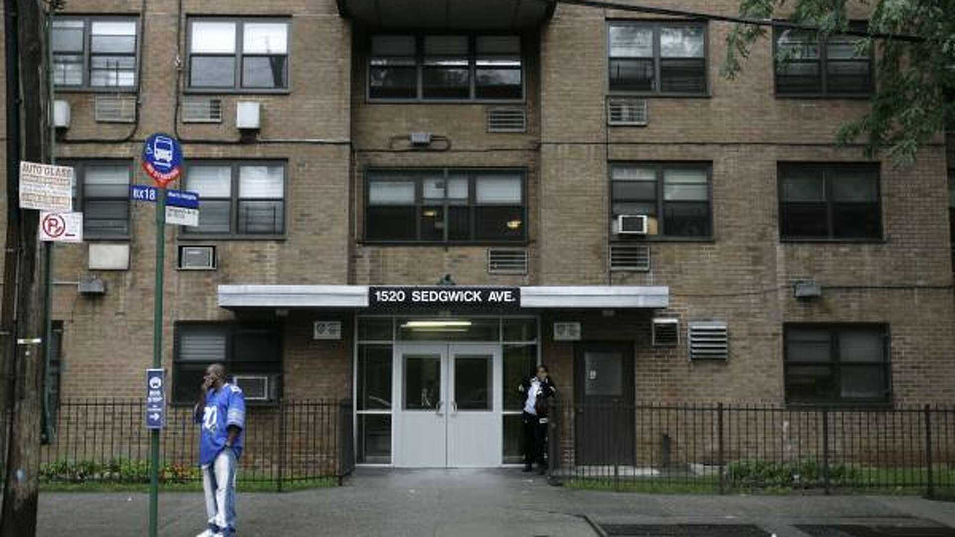 アート・デザイン・音楽 Apartment Buildings Now Bronx building is ground zero for hip-hop