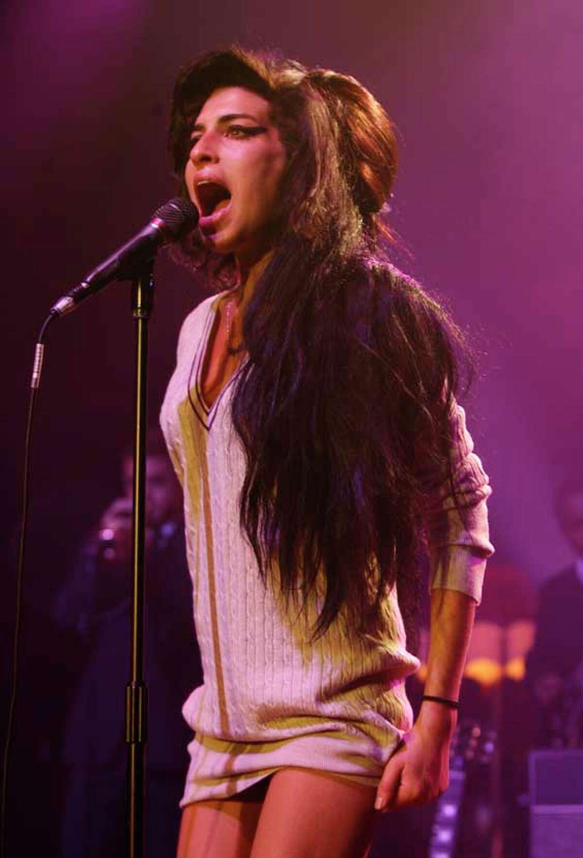 Singer Amy Winehouse dies