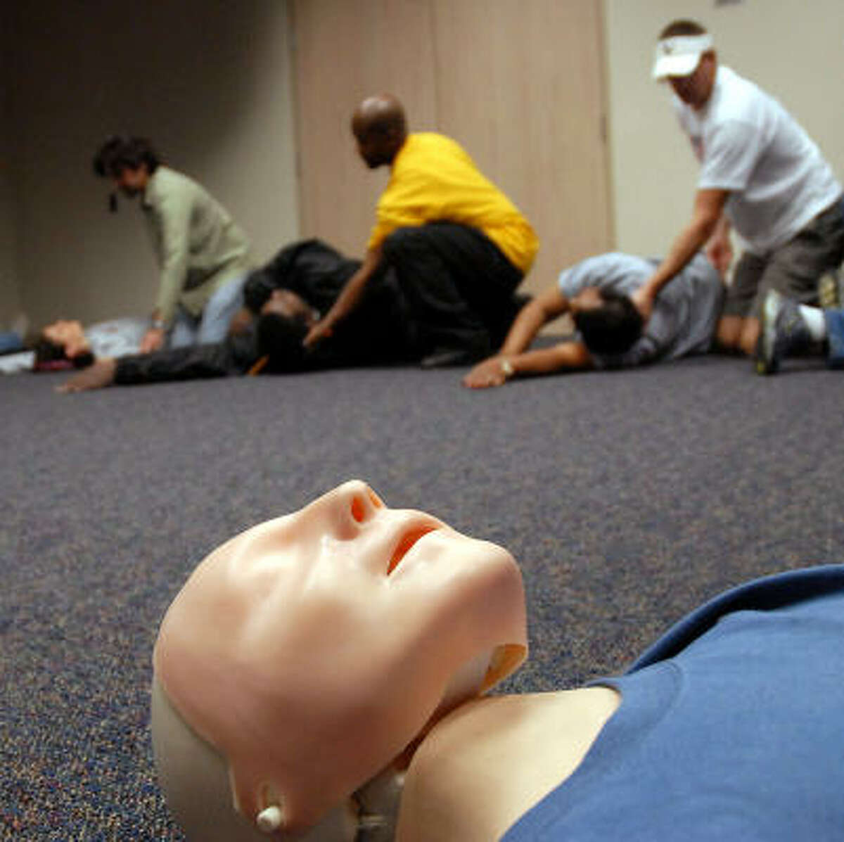 Houstonarea school staff train on defibrillators