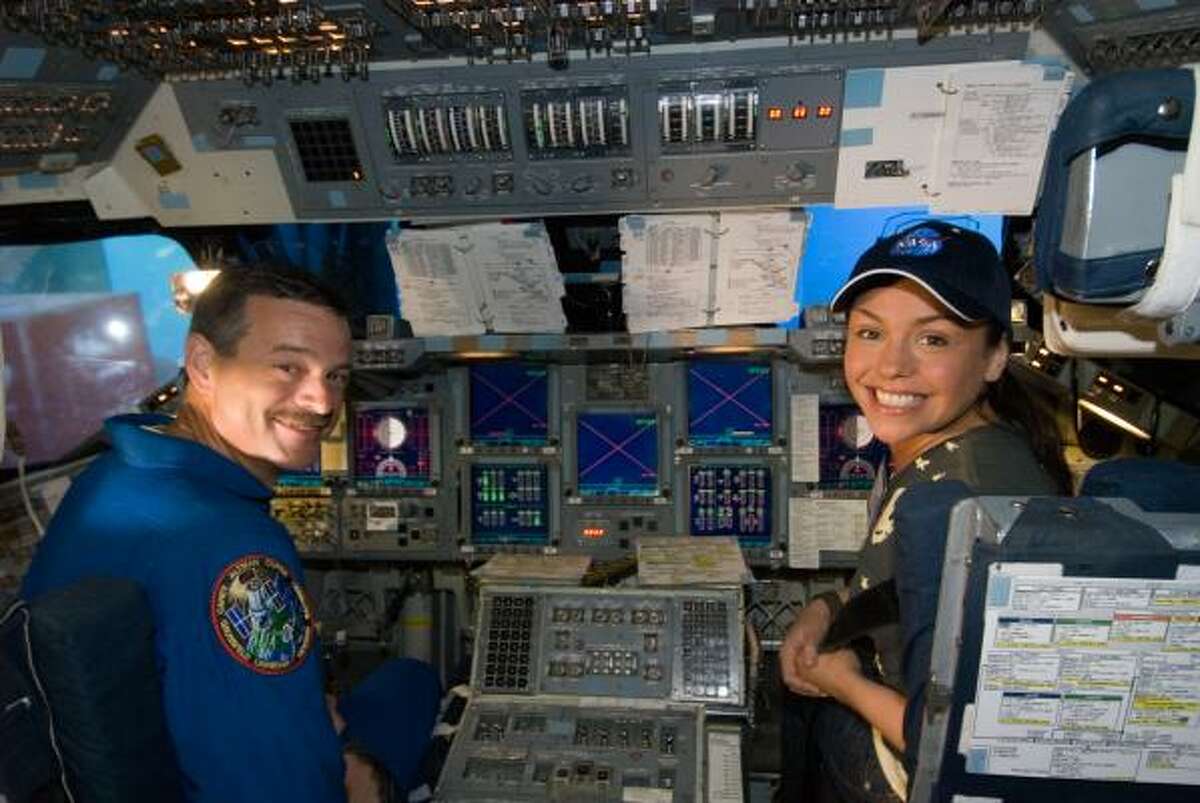 Astronaut Scott Altman gives Rachael Ray a taste of the shuttle flight simulator.
