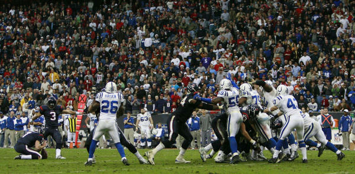 Texans kicker Kris Brown kicks the game-winning field goal as time runs out in the fourth quarter.