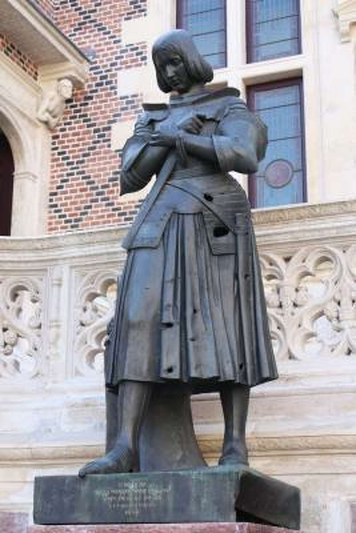 Joan of Arc When the girl soldier fought the British, she held her sword in her left hand.