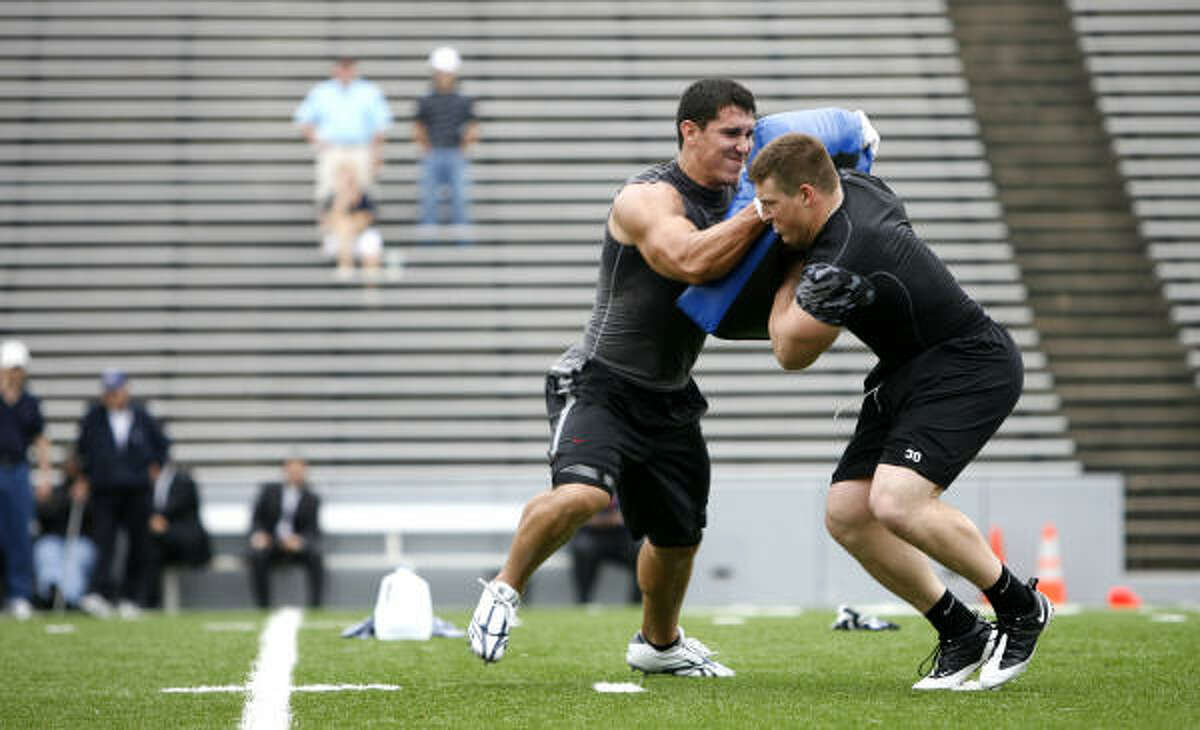 Ex-Rice tight end James Casey, left, runs a blocking drill for scouts against Army’s Collin Mooney last month.