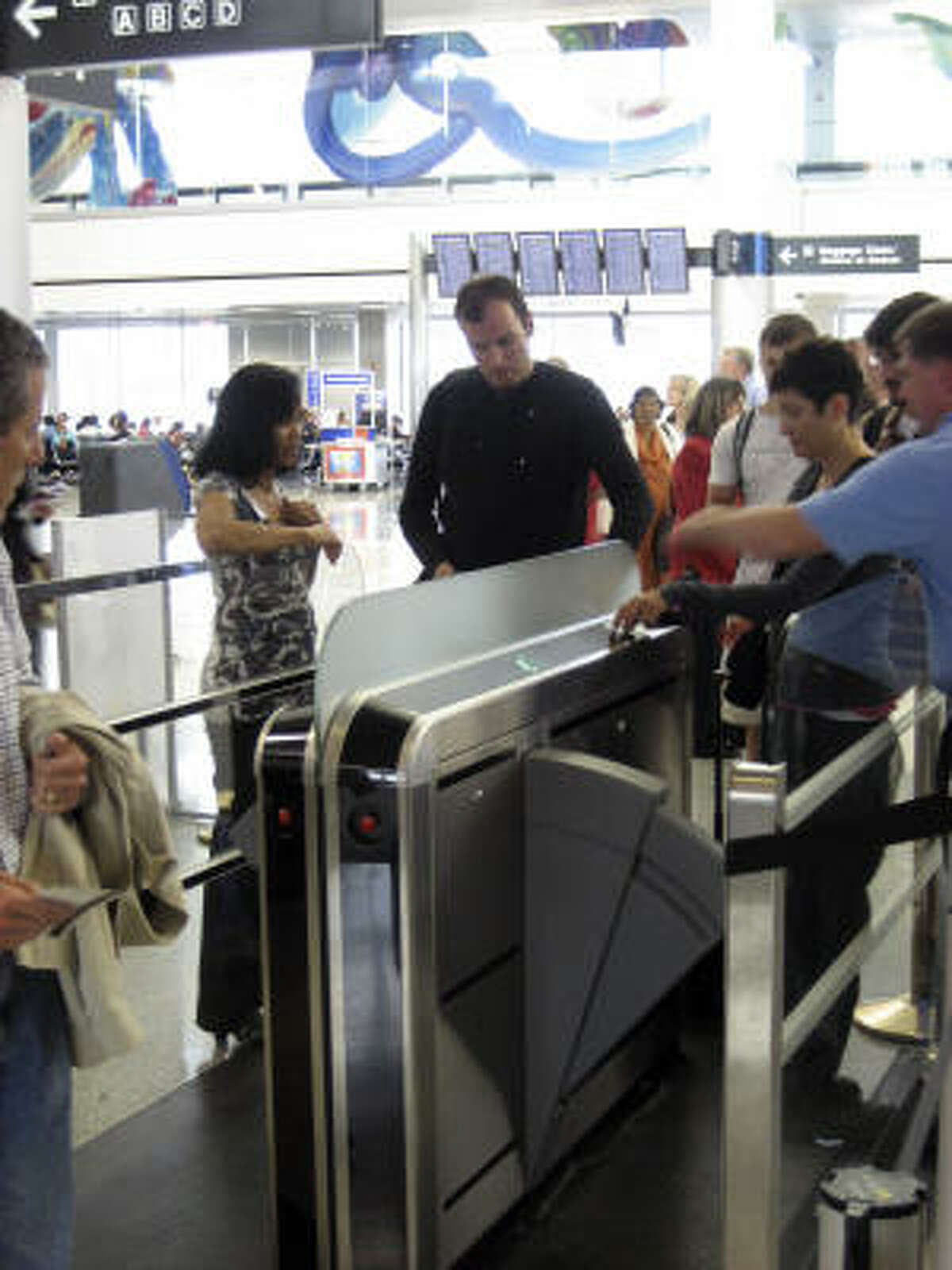 Continental tests selfboarding gates at Bush