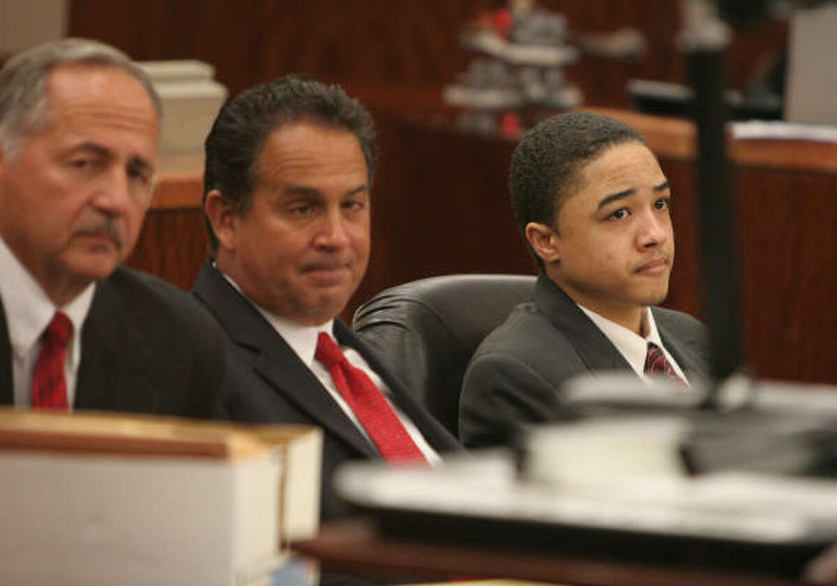Attorneys Jim Leitner, and Anthony Osso, from left, with Dexter Johnson, the accused leader of a band of five people who authorities say participated in a monthlong crime spree.