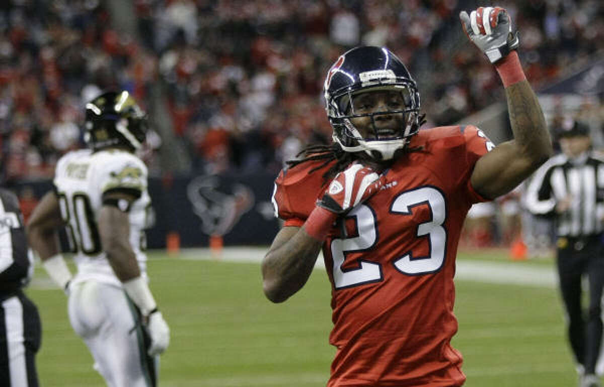 After a lengthy holdout, cornerback Dunta Robinson reported to the Texans on Sept. 6.