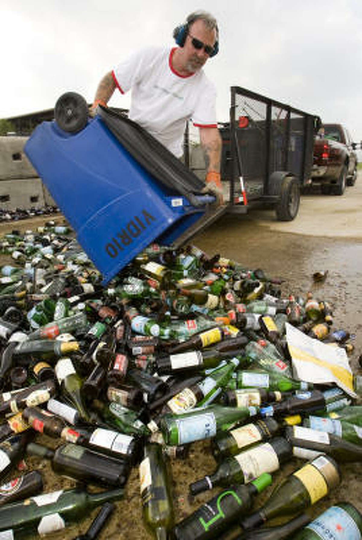 Nonprofit recycling business gives glass a second chance