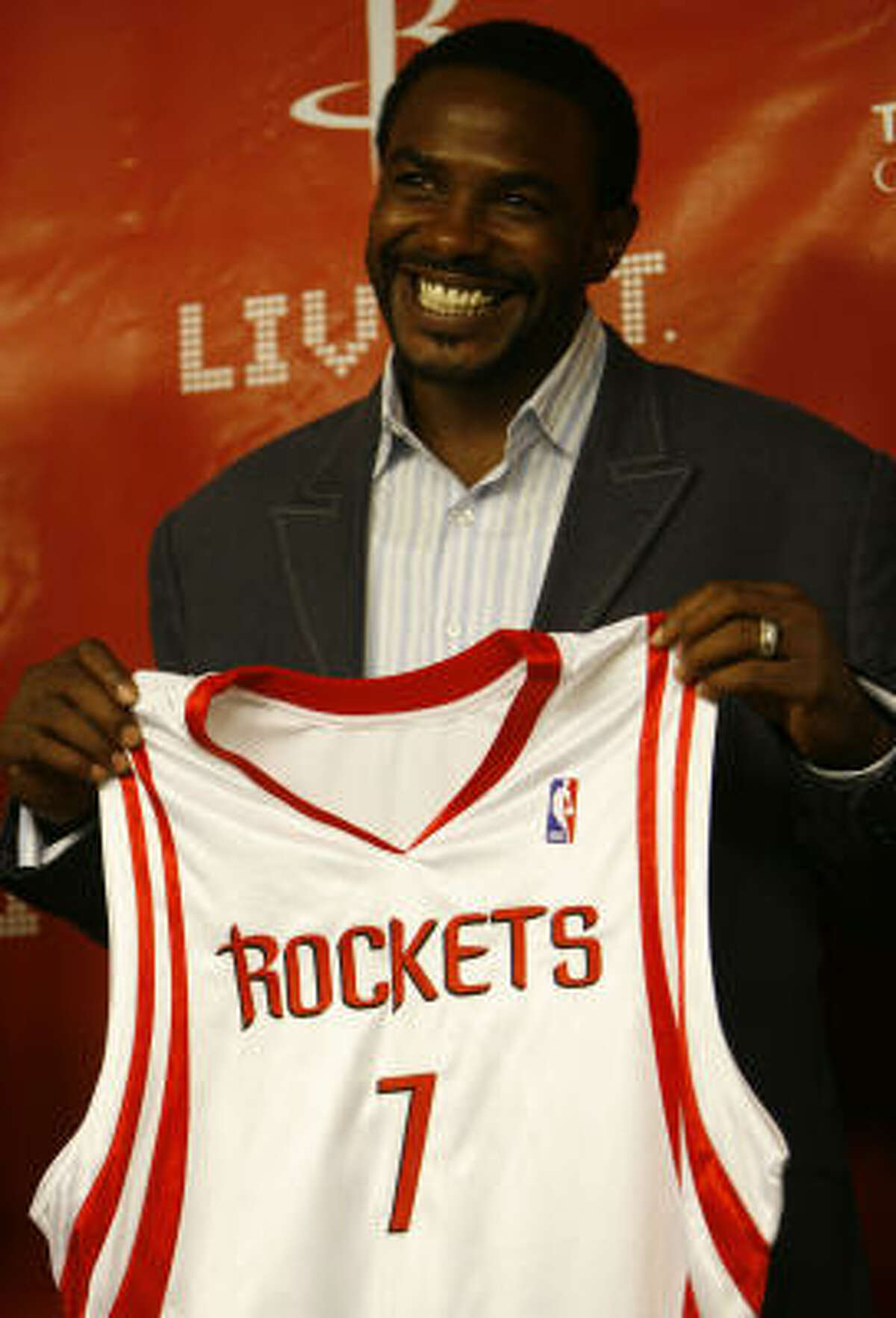 Former Rockets guard Mike James back with the team