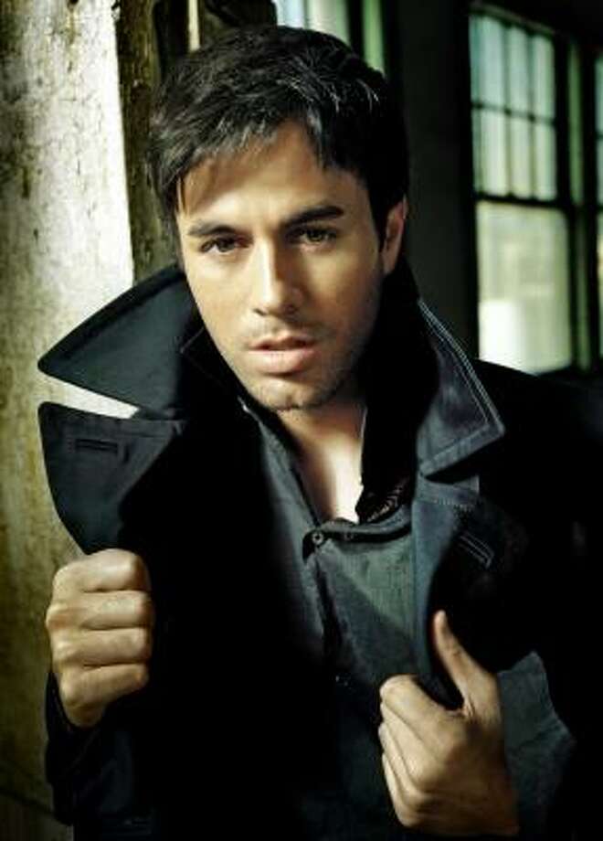 Enrique Iglesias Ups The Swoon Factor Houston Chronicle
