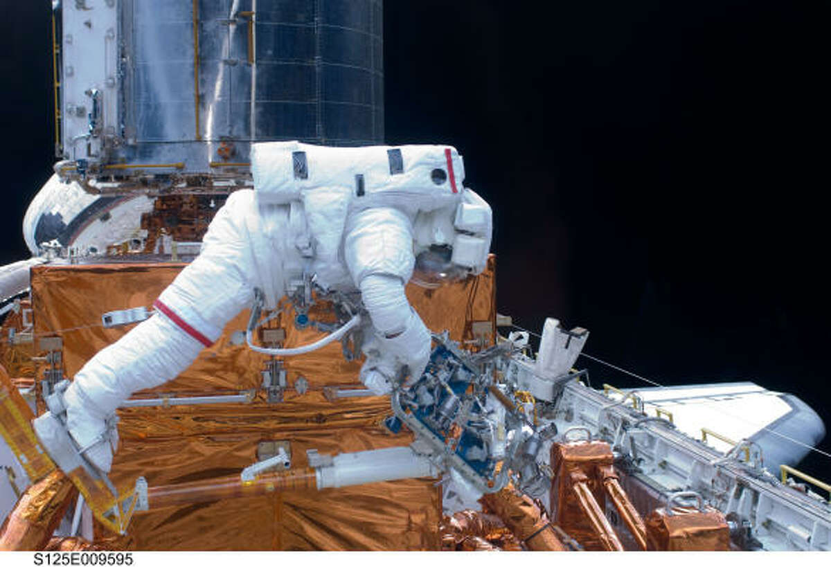 Astronauts set improved Hubble Space Telescope free