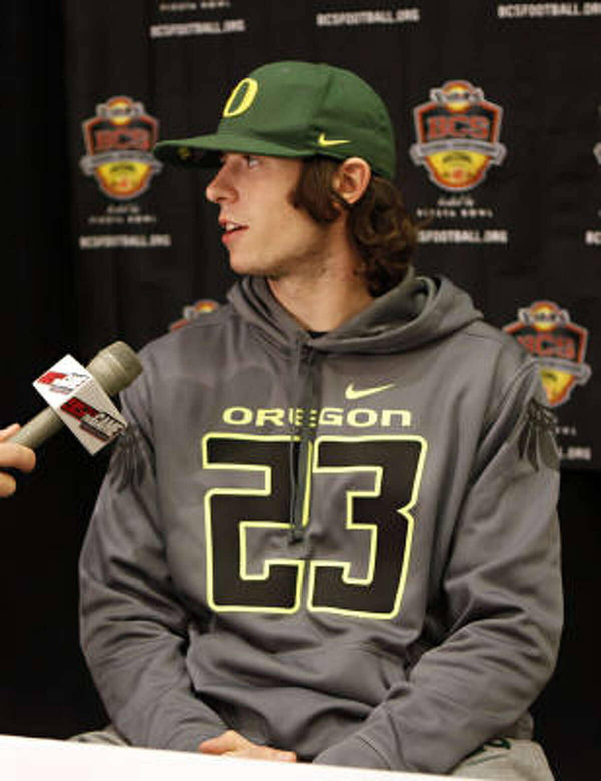 Receivers Jeff Maehl, a safety as a freshman, already has the Oregon season record with 12 TD receptions, and with one more he'll own the career mark. He has 68 catches for 943 yards, which is similar to Auburn's Darvin Adams (48-909, 7 TDs). Oregon's second- and third-leading receivers (Drew Davis, Davis Paulson) combined for 57 catches, while Auburn's (Terrell Zachery, Emory Blake) have 58. Edge: even