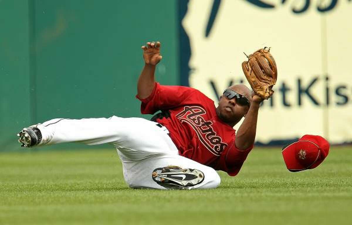 Jason Bourgeois snatches a ball while sliding in the Astros' 3-0 loss to the Braves.