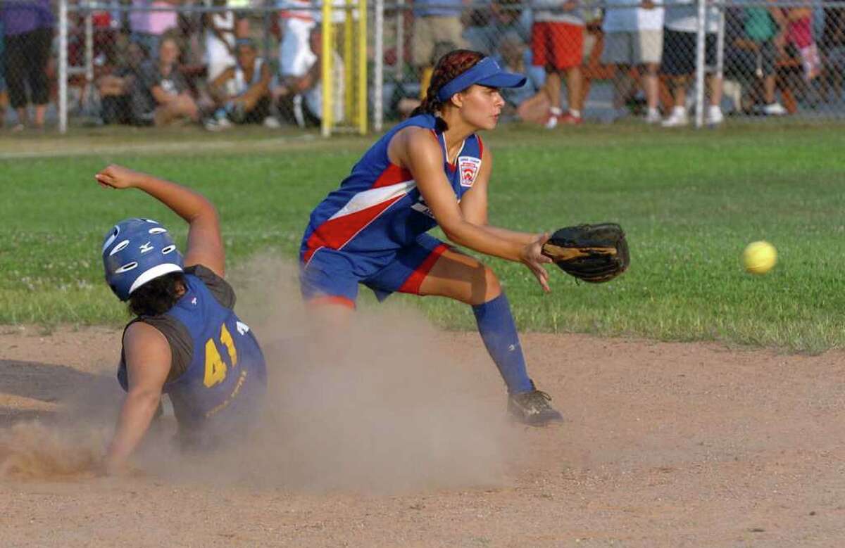 Black Rock softball wins 21 in state championship opener