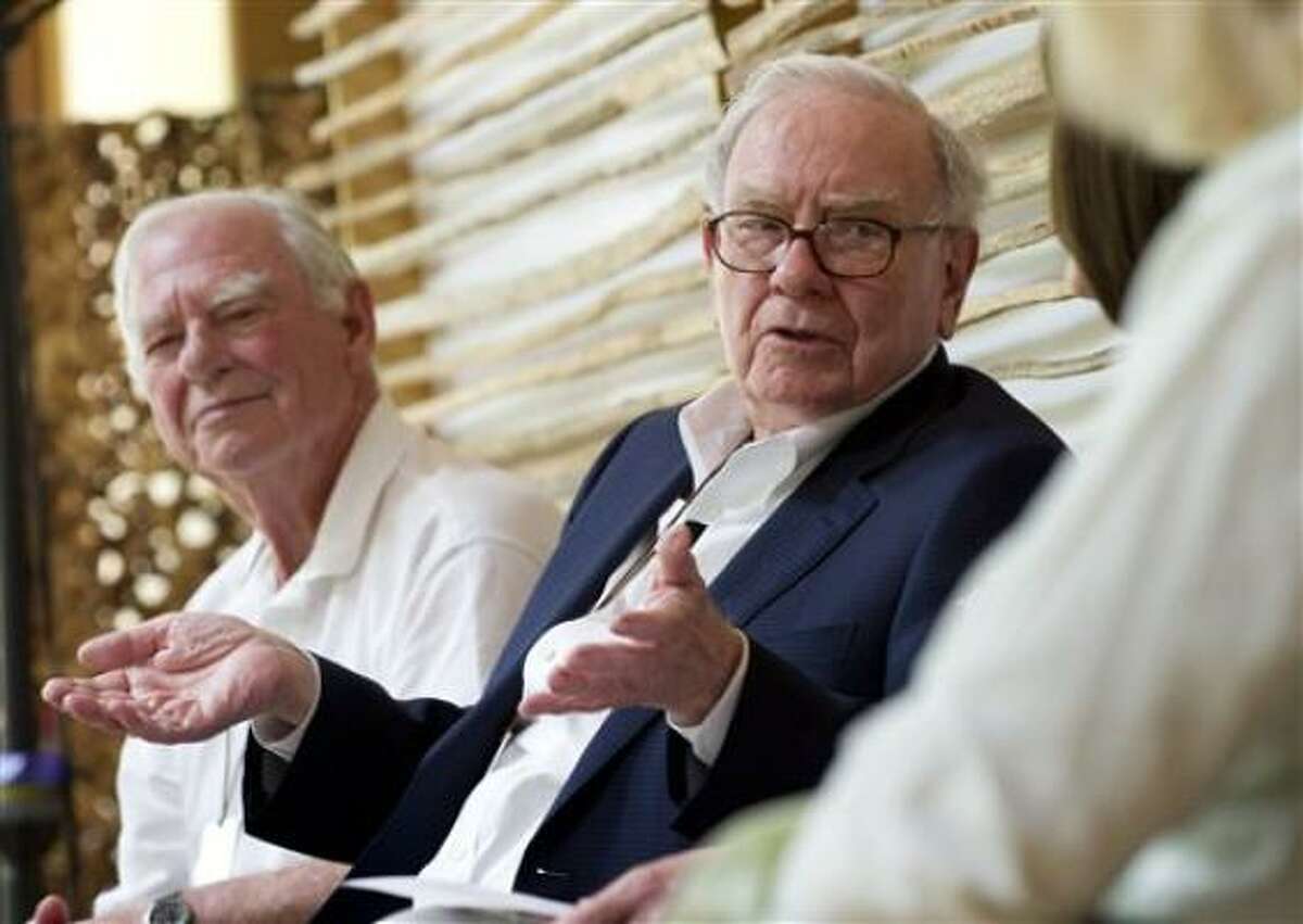 Los filántropos Gerry Lenfest, izquierda, y Warren Buffet, centro, participan en una conversación el viernes 6 de mayo de 2011 en Tucson, Arizona. La reunión privada fue la primera anual de un grupo de multimillonarios estadounidenses que se han comprometido a donar al menos la mitad de su riqueza.
