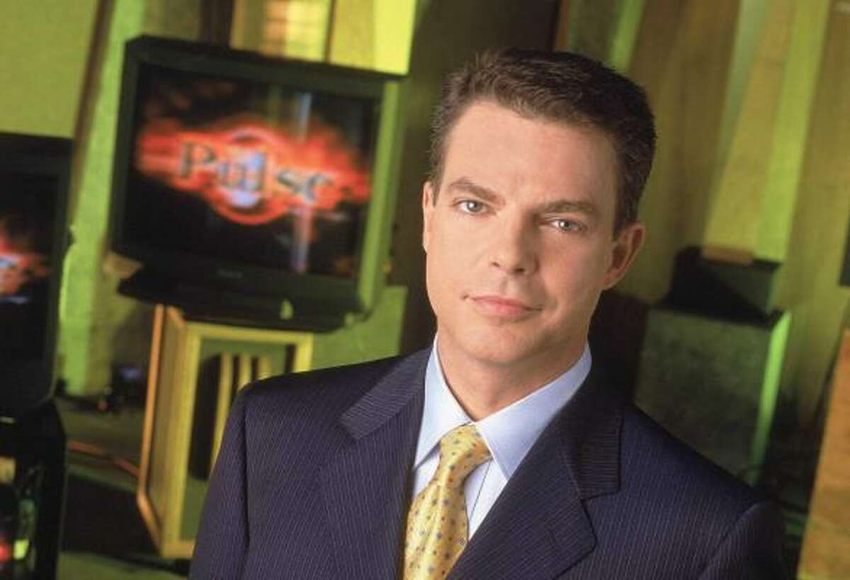 Shepard Smith, host of Studio B and anchor on Fox Report, doesn't have a problem surfing the Internet while talking with news correspondents during live broadcasts.