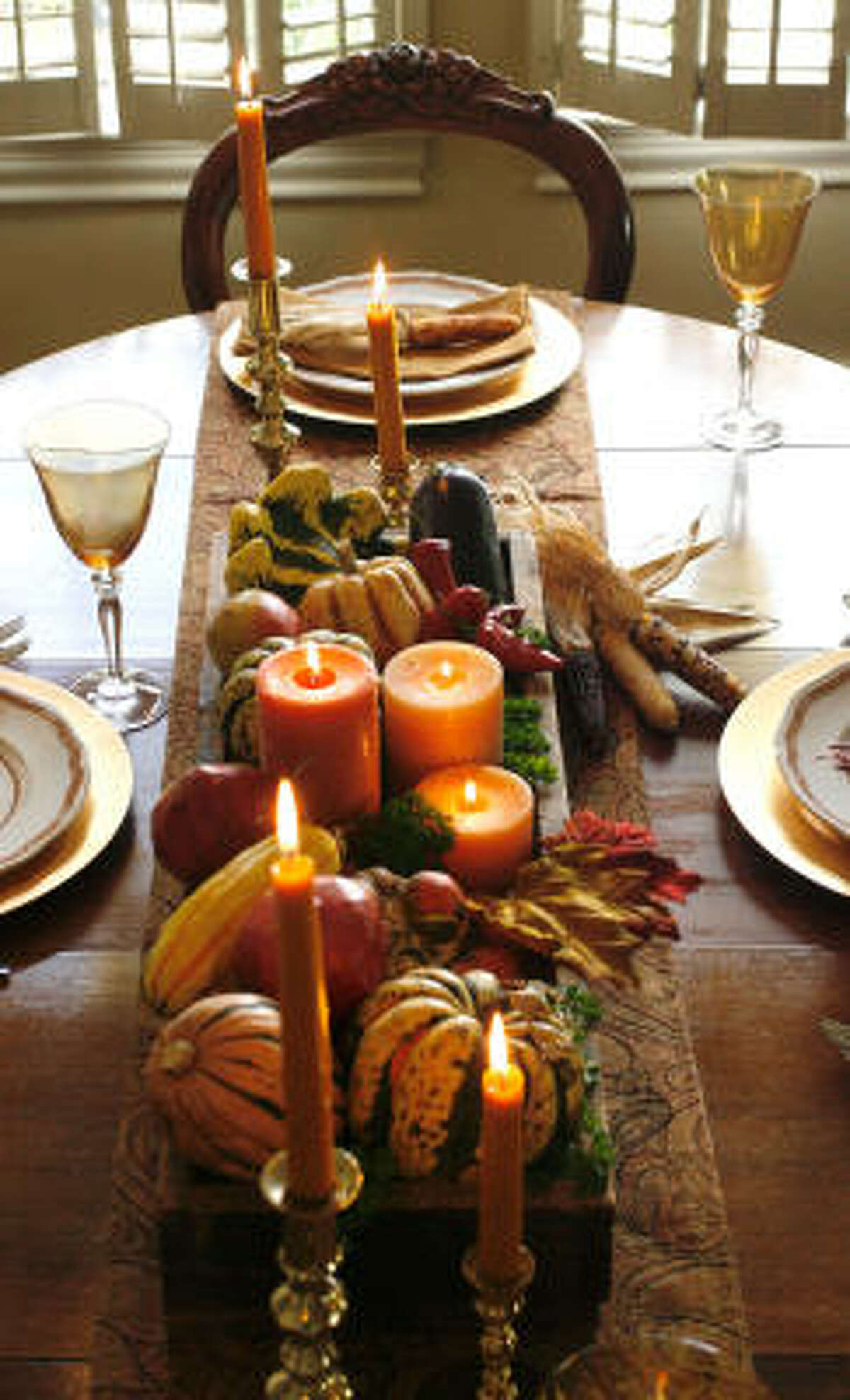 Elegant Thanksgiving centerpieces fit the budget