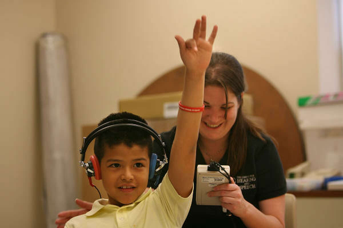 José Aguilera: durante una revisión auditiva en la feria de salud de Ser Niños.