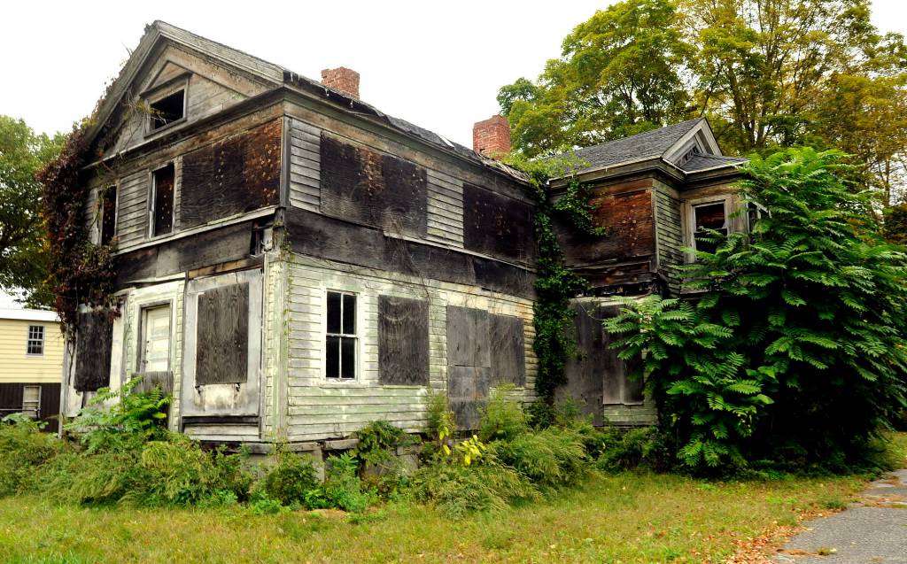 The house got old. Старые дома разной формы. Dilapidated building. Dilapidated House. Пятиугольный дом старый.